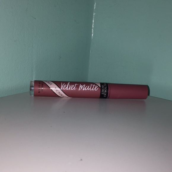 Victoria’s Secret Velvet Matte Cream Lip Stain - Picture 2 of 5